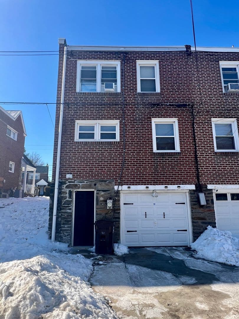 Lansdowne Townhome: 317 Barker Ave