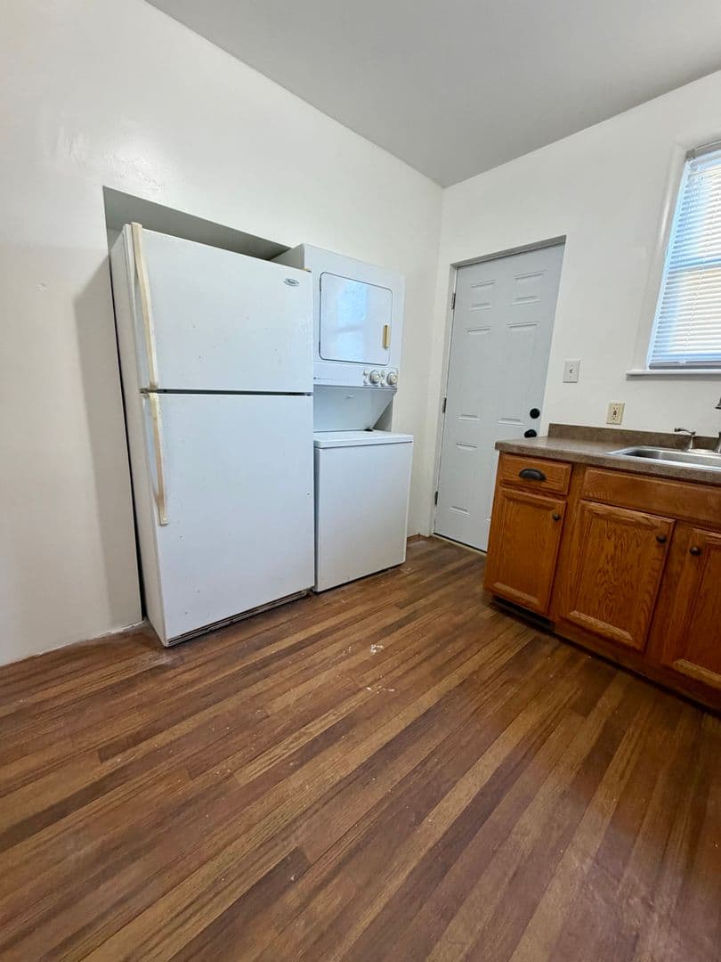 Collingdale House: 7 Rhodes Ave