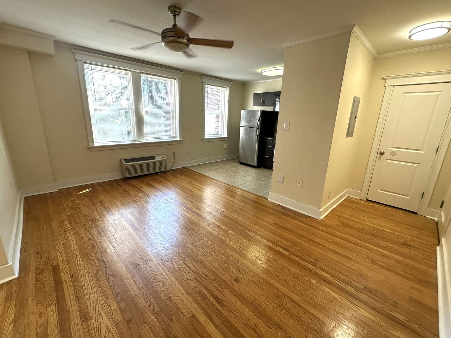 Philadelphia Apartment: 437 W School House Ln