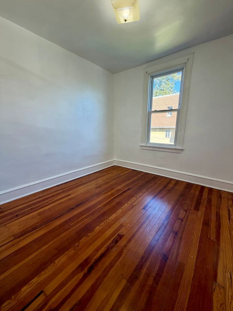Collingdale House: 7 Rhodes Ave