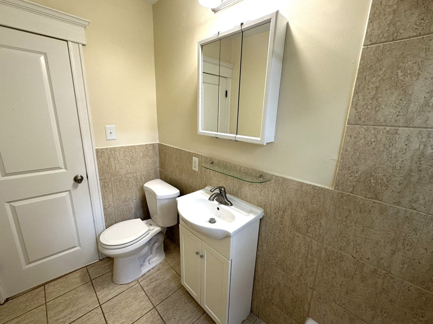Philadelphia Apartment: 437 W School House Ln