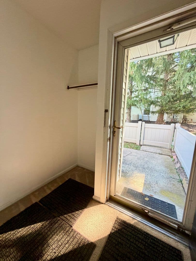 Newtown House: 32 Everett Dr