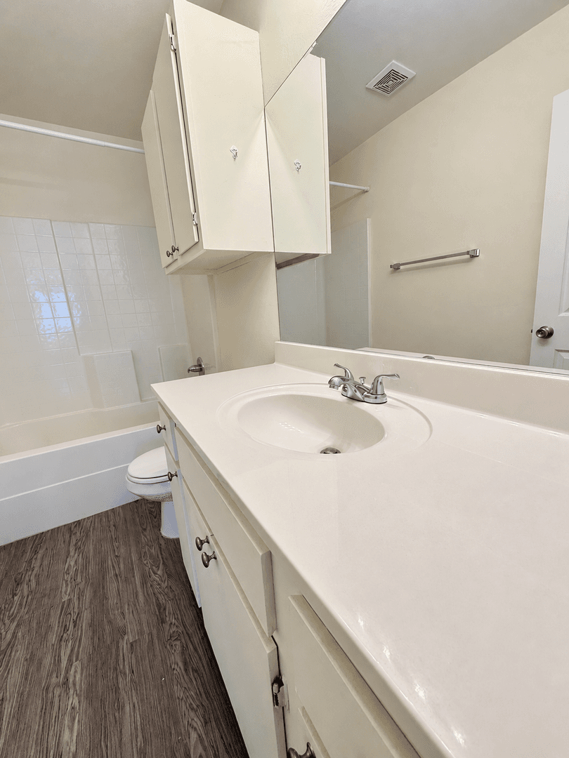 Chickasha Apartment: 501 W Country Club Rd