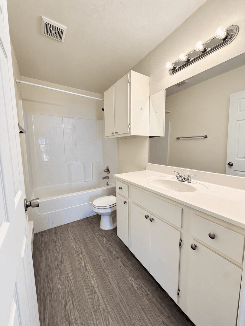 Chickasha Apartment: 501 W Country Club Rd