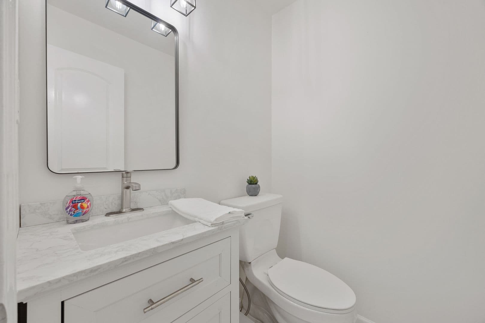 Smyrna House: 82 Vanessa Drive
