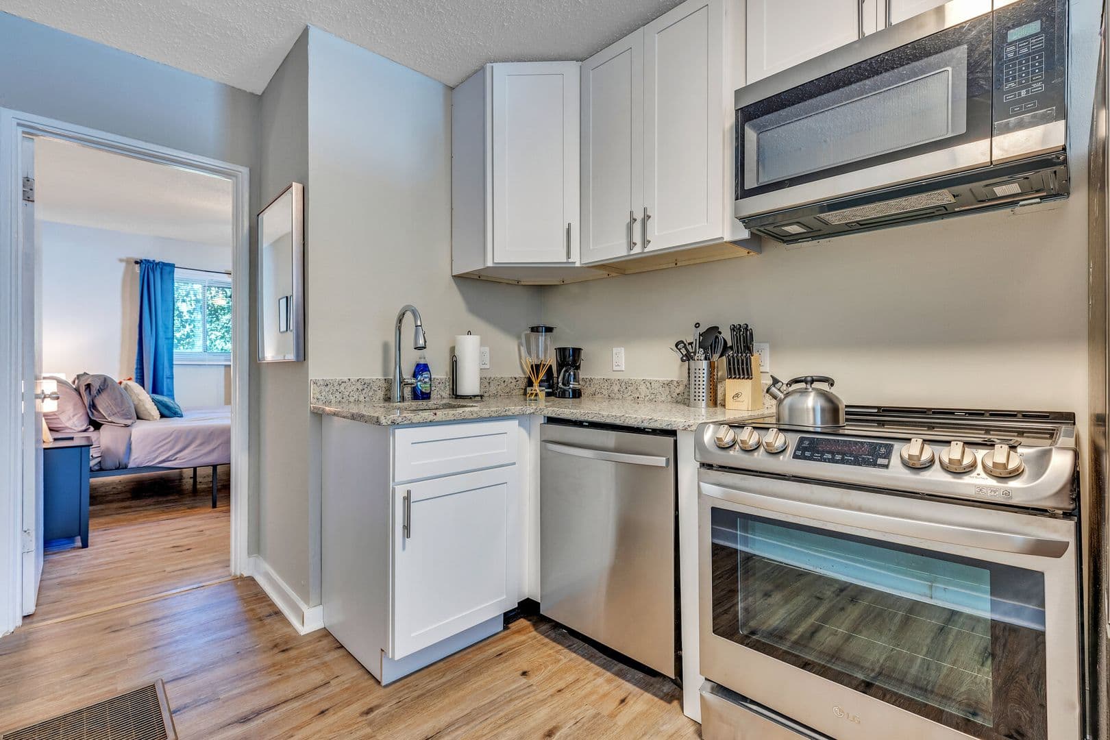 East Point Apartment: 1329 Walker Avenue (Right side)