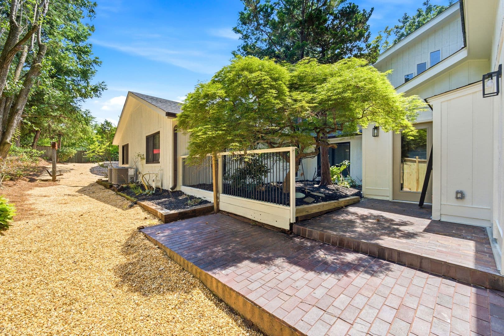 Roswell House: 1845 Branch Valley Drive