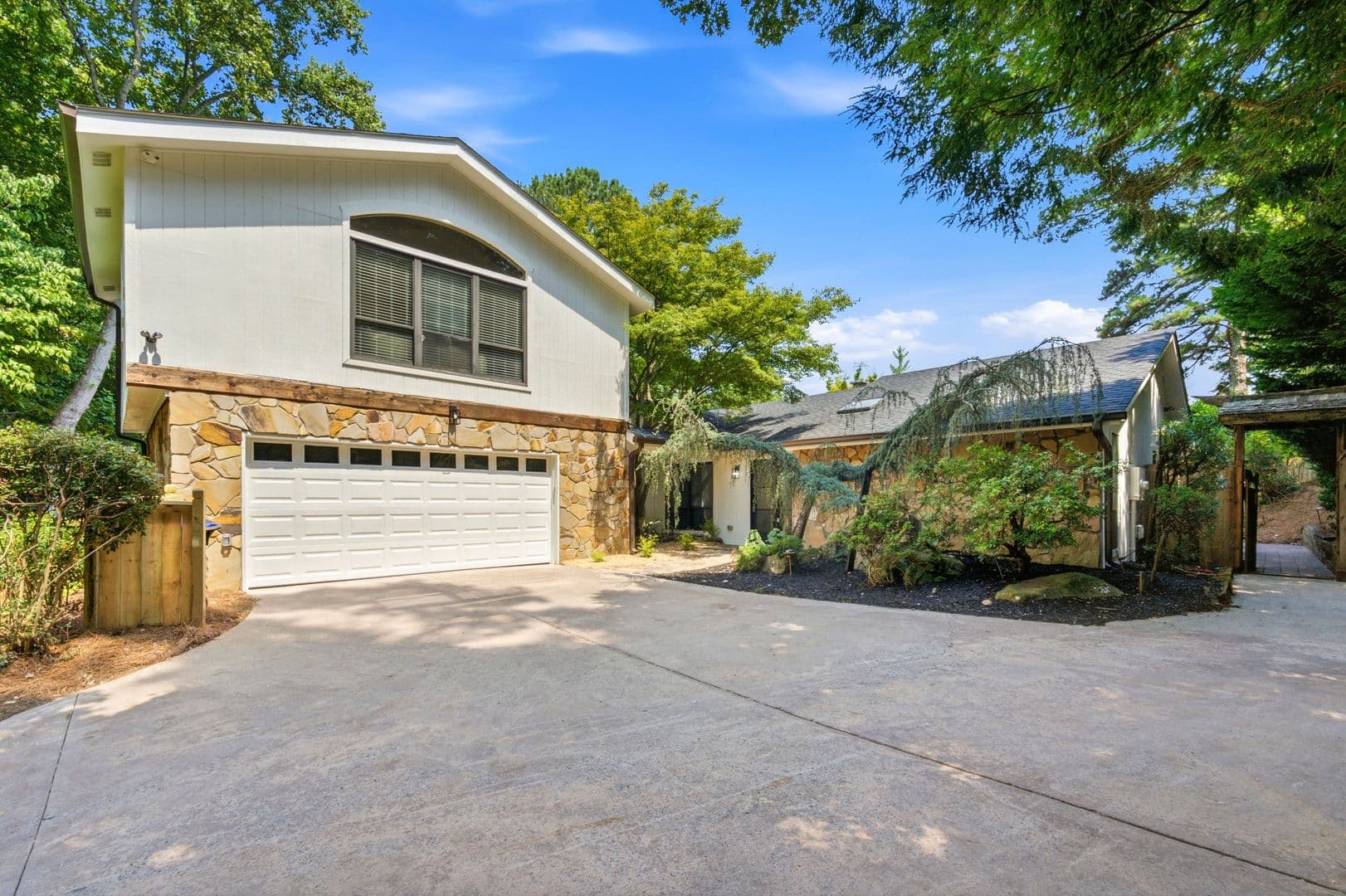 Roswell House: 1845 Branch Valley Drive