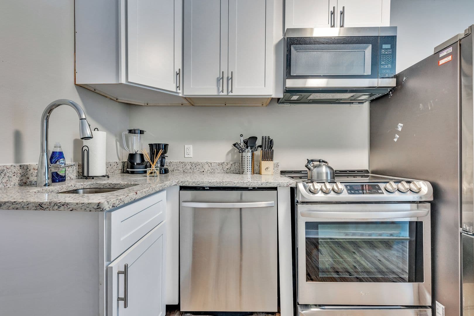 East Point Apartment: 1329 Walker Avenue (Right side)