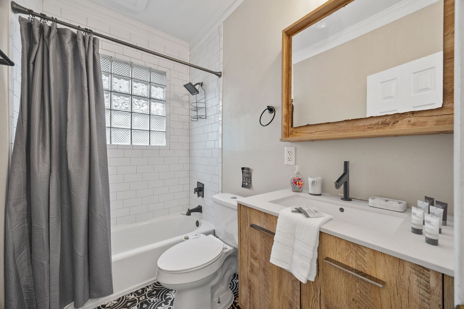 Atlanta House: 1876 DeKalb Avenue Northeast