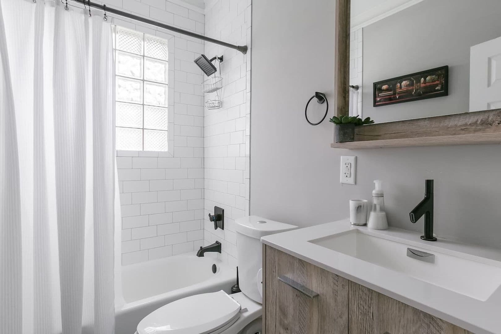 Atlanta House: 1876 DeKalb Avenue Northeast