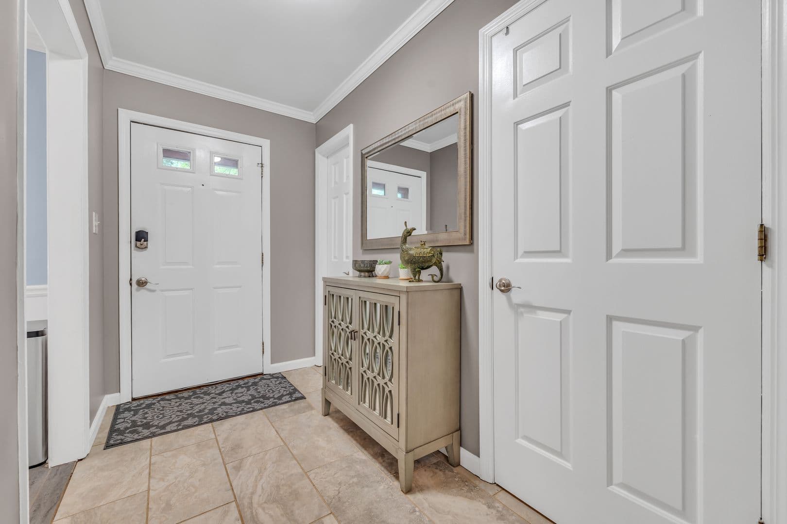 Marietta Apartment: 586 Saint James Walk Southeast