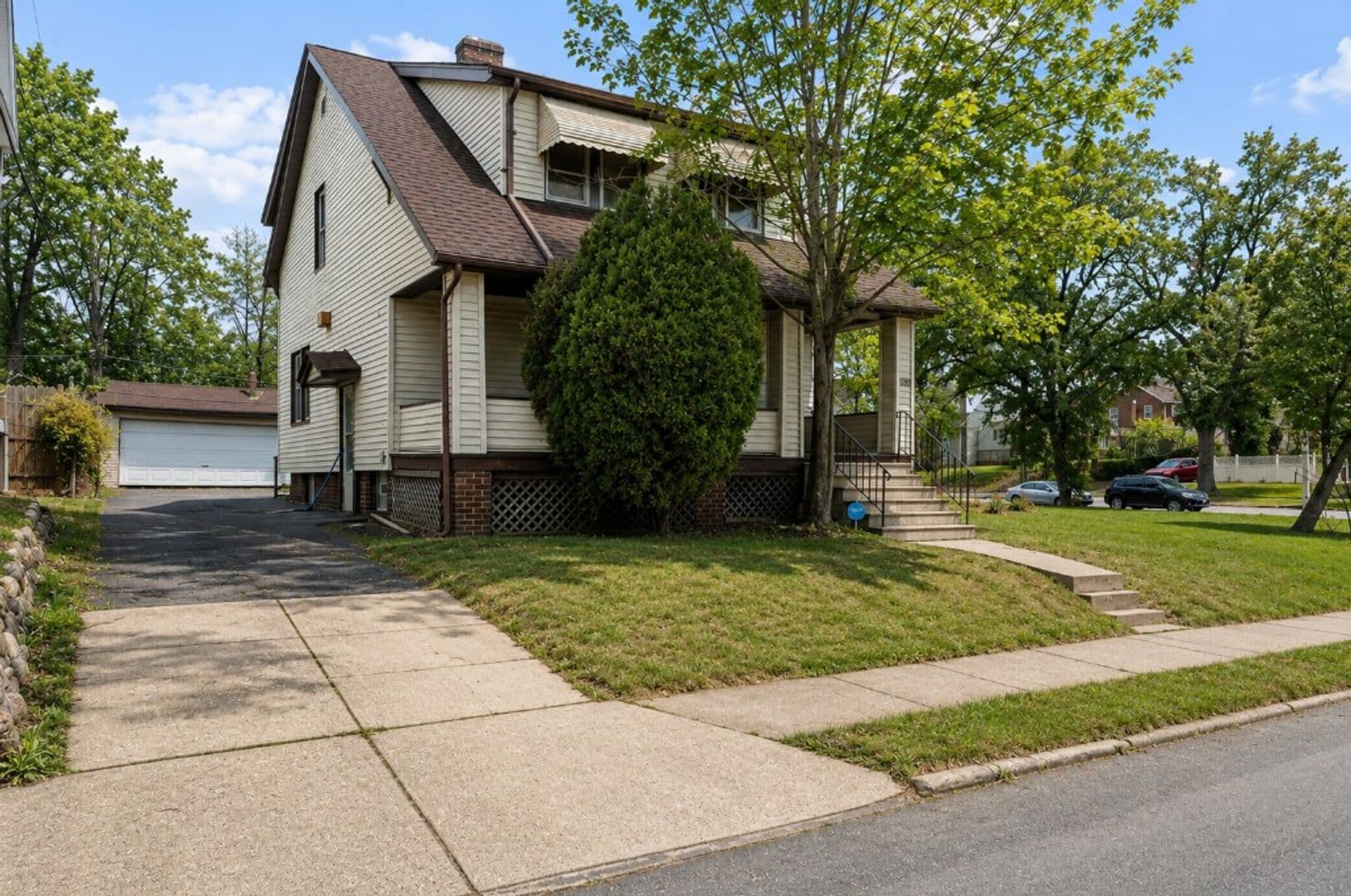 Garfield Heights House: 4367 E 139 ST
