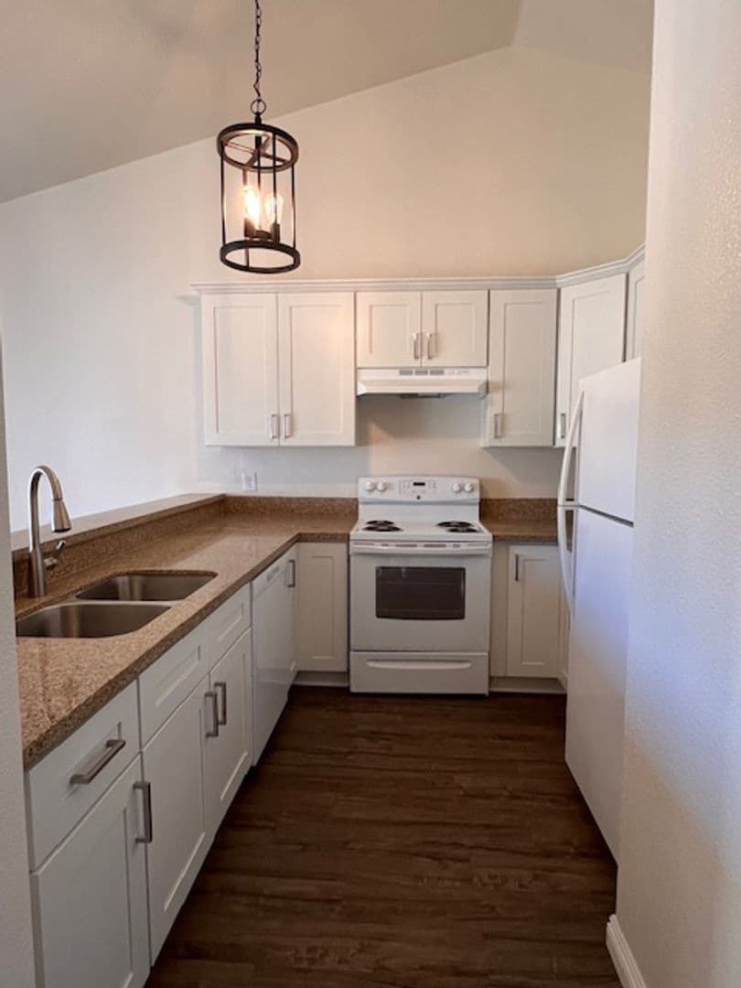 Fallbrook Apartment: 592 Ammunition Rd.