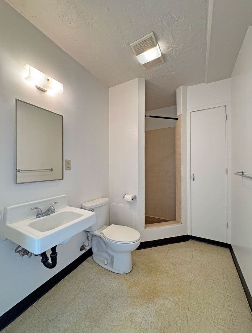 Honolulu Apartment: 1055 Kalo Place