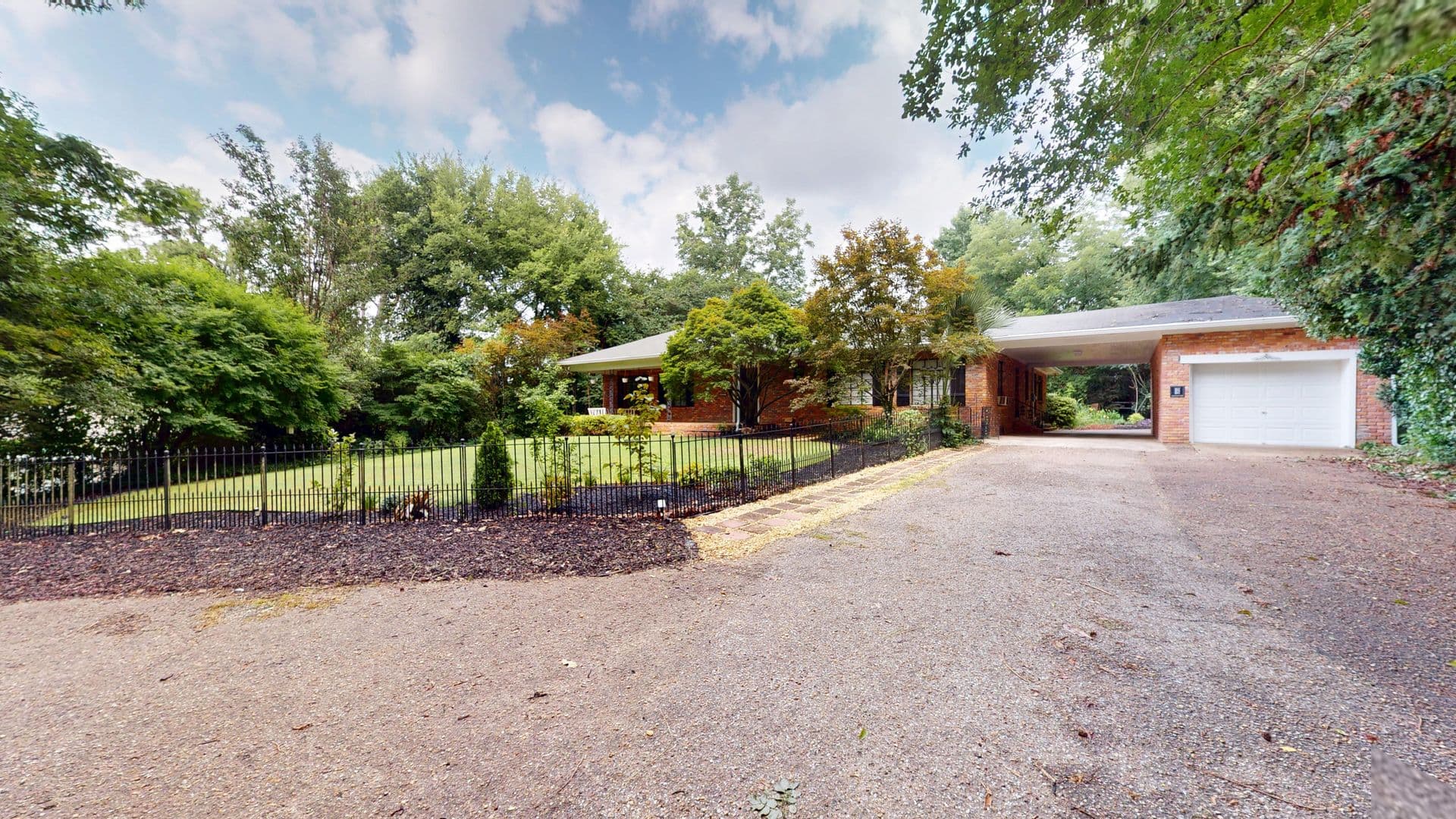 Prattville House: 3 Knob Hill Rd