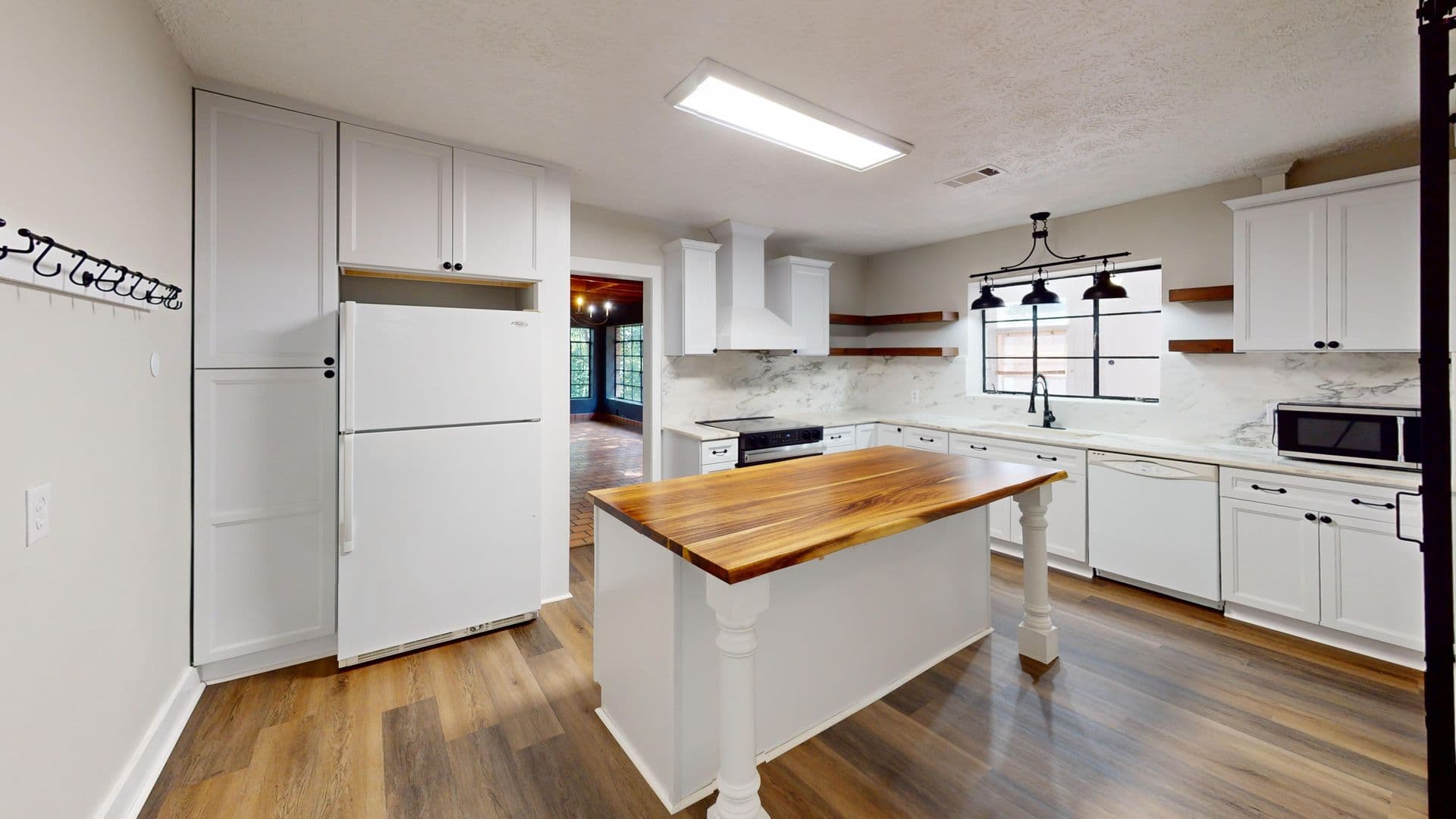 Prattville House: 3 Knob Hill Rd