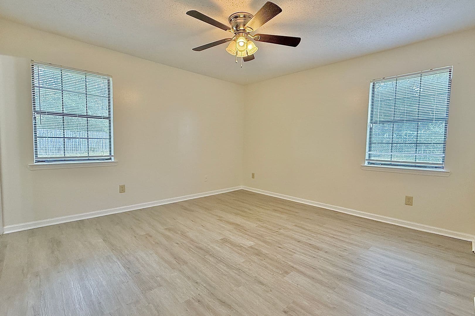 Hinesville House: 979 Shady Ln