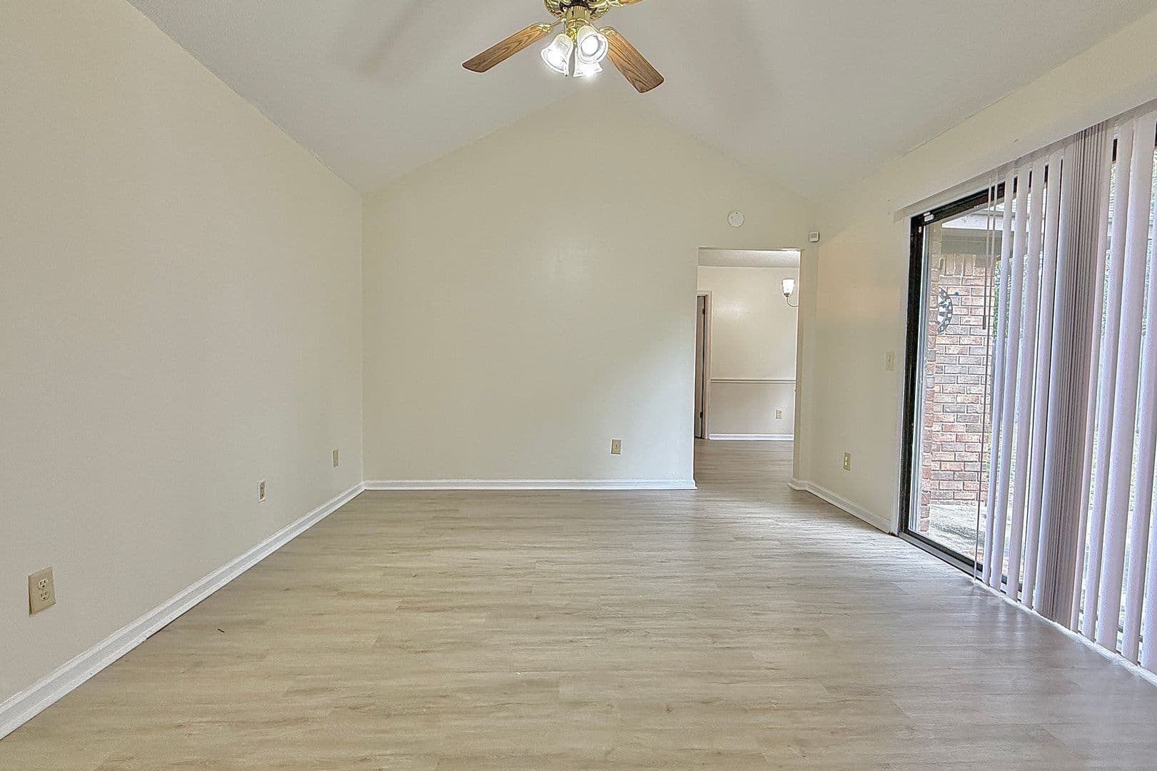 Hinesville House: 979 Shady Ln