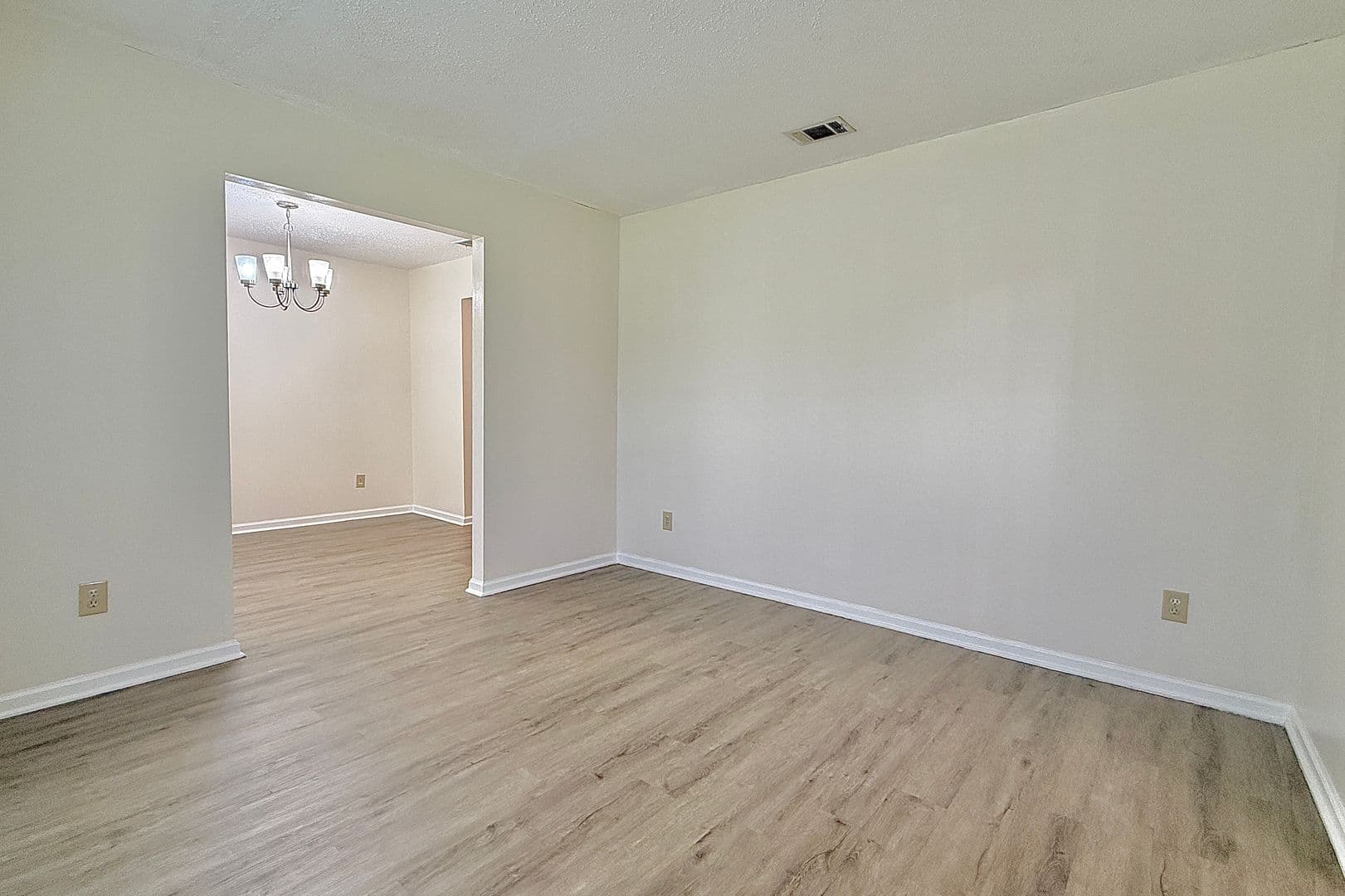 Hinesville House: 979 Shady Ln