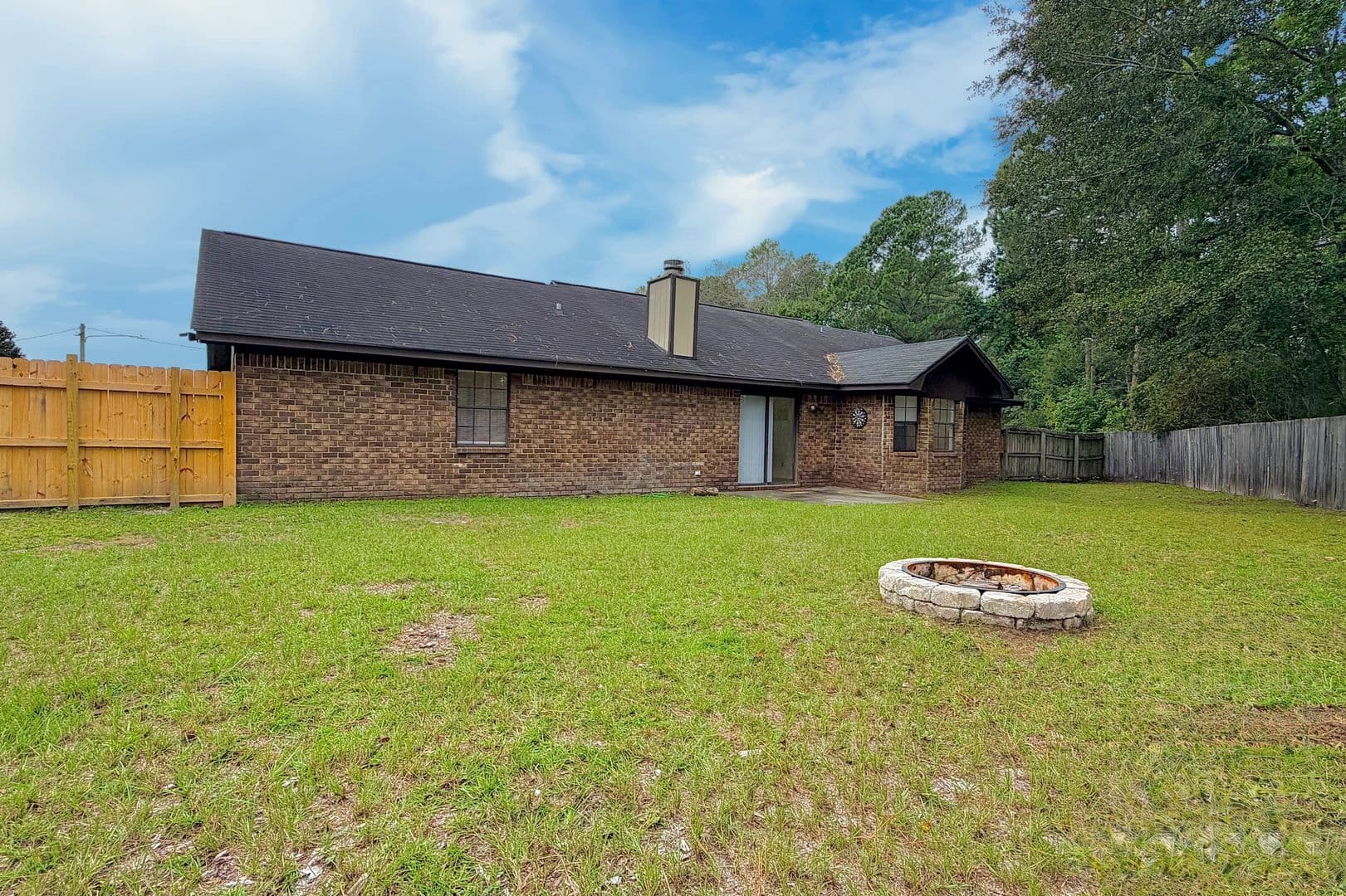Hinesville House: 979 Shady Ln