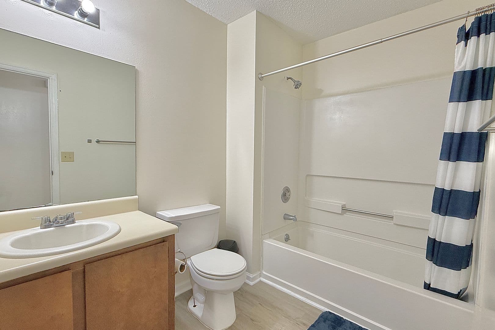 Hinesville House: 979 Shady Ln