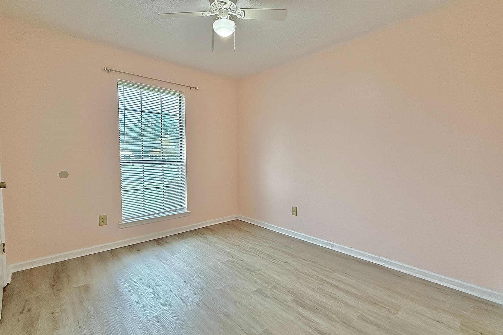 Hinesville House: 979 Shady Ln