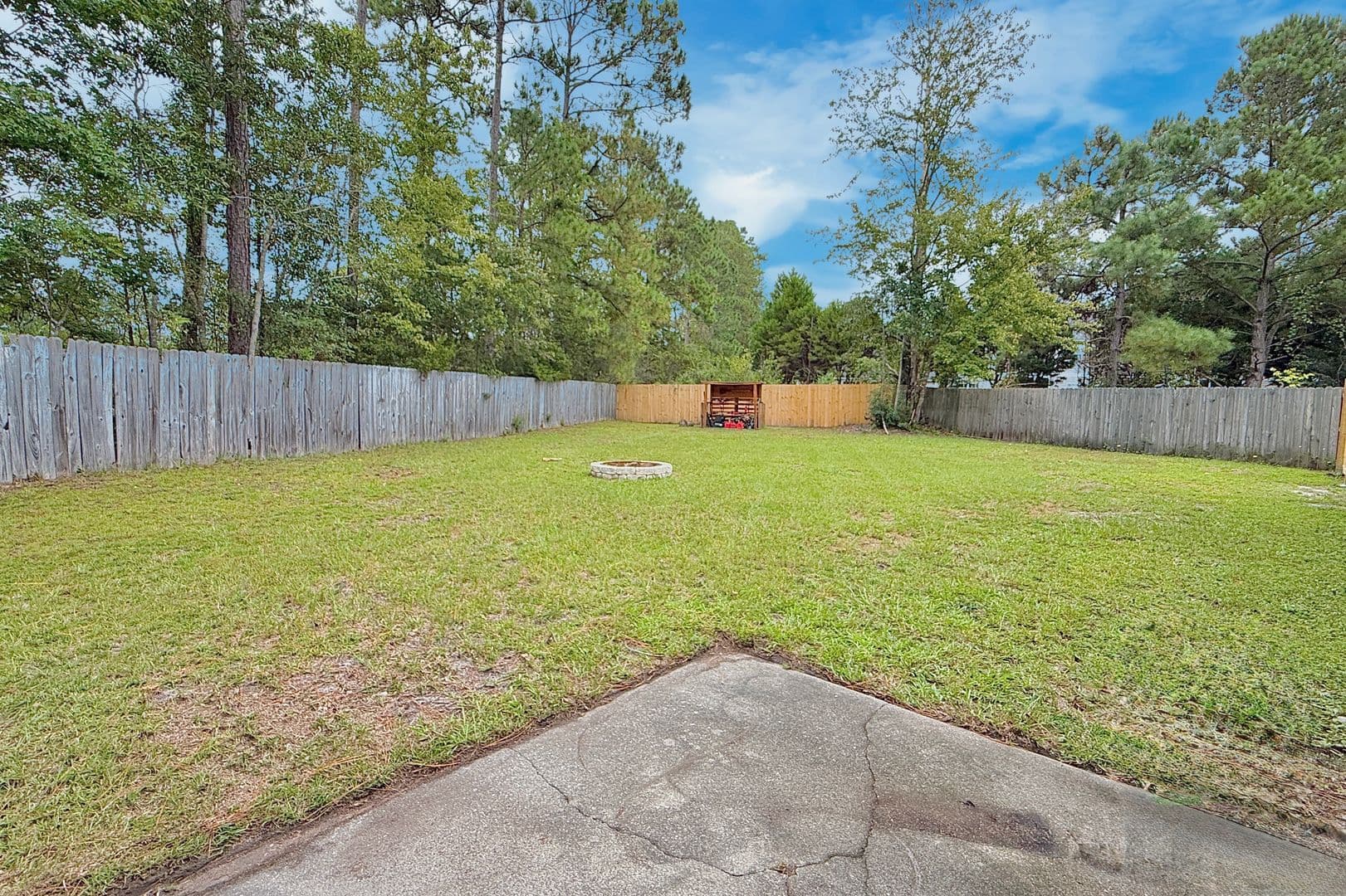 Hinesville House: 979 Shady Ln