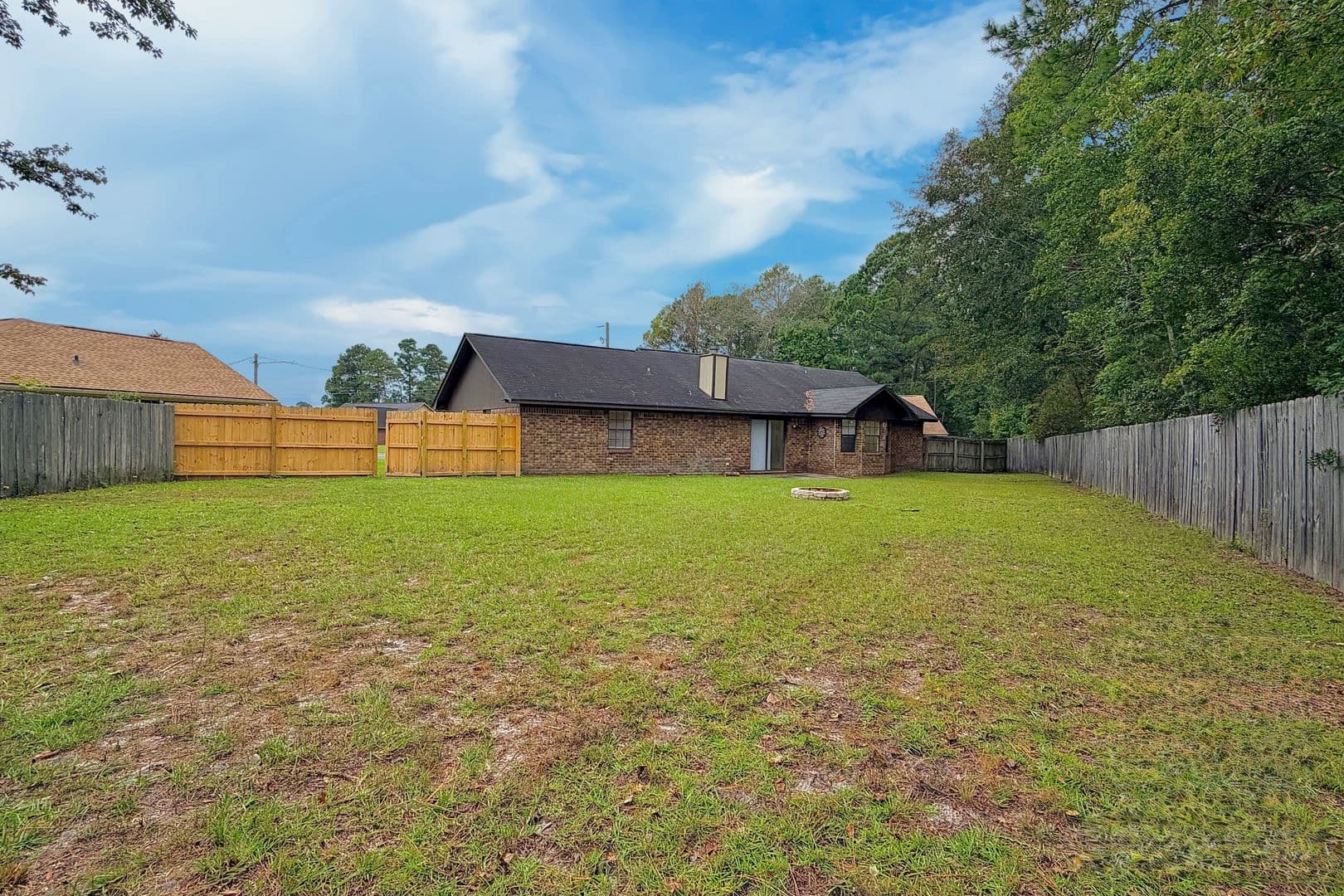 Hinesville House: 979 Shady Ln