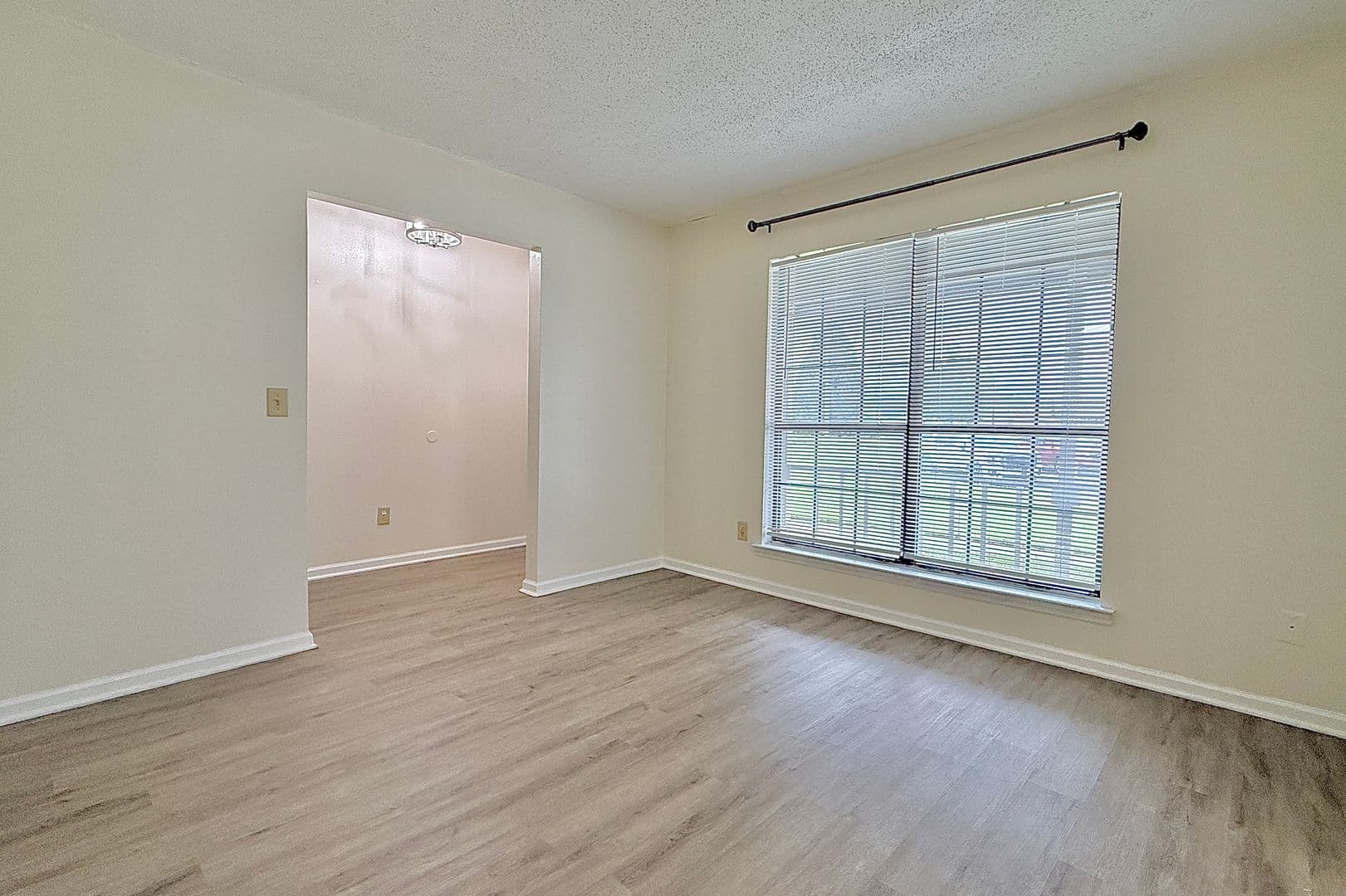 Hinesville House: 979 Shady Ln