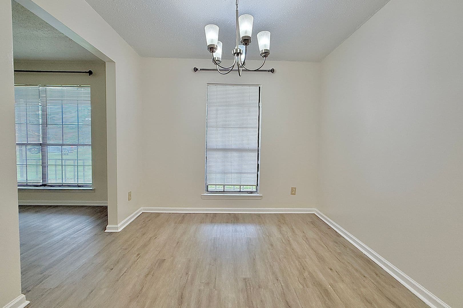 Hinesville House: 979 Shady Ln