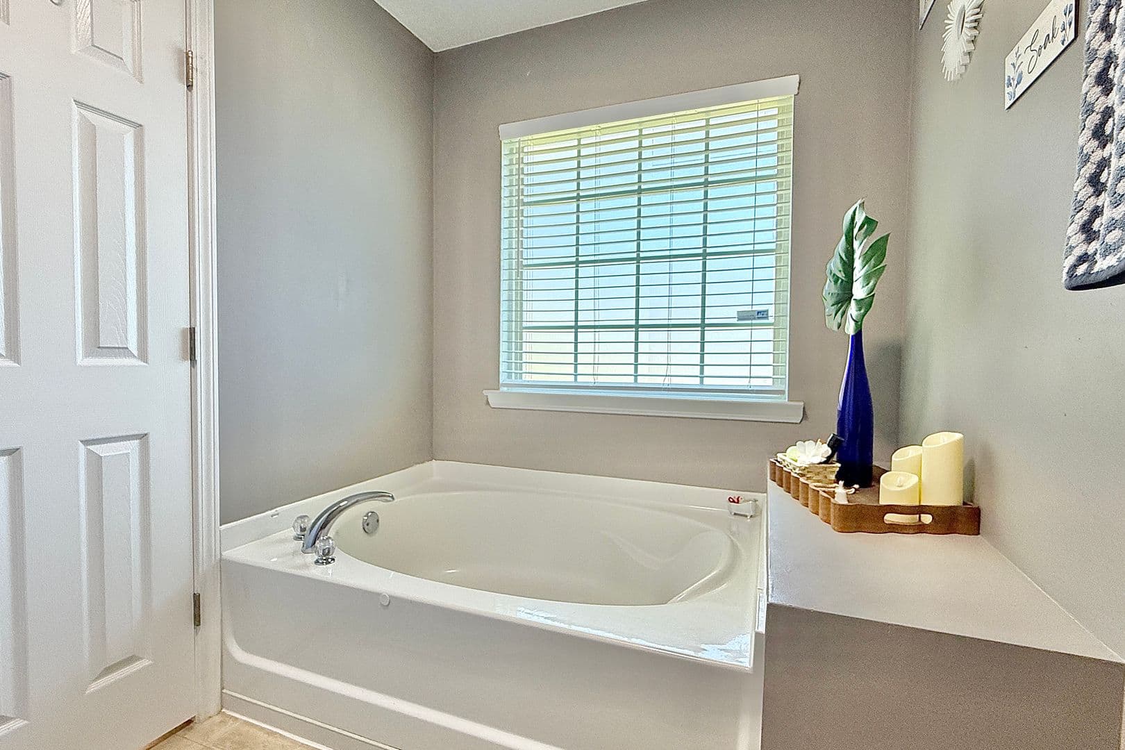 Midway House: 193 River Bend Dr