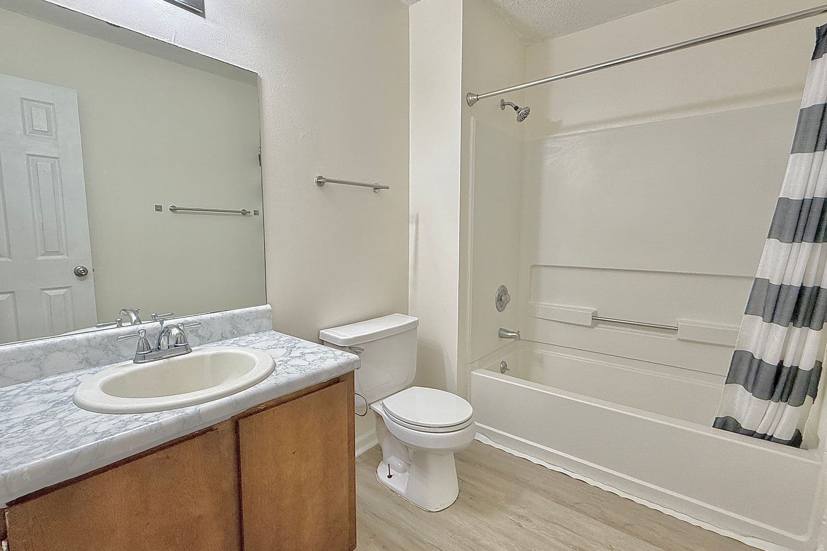 Hinesville House: 979 Shady Ln