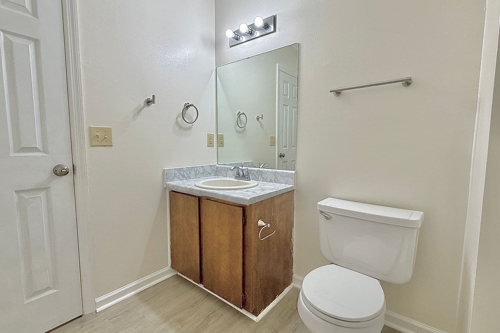 Hinesville House: 979 Shady Ln