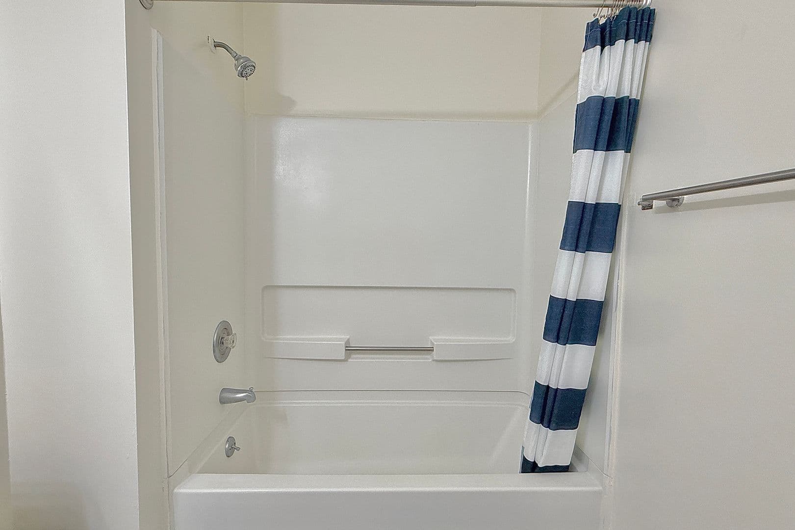 Hinesville House: 979 Shady Ln
