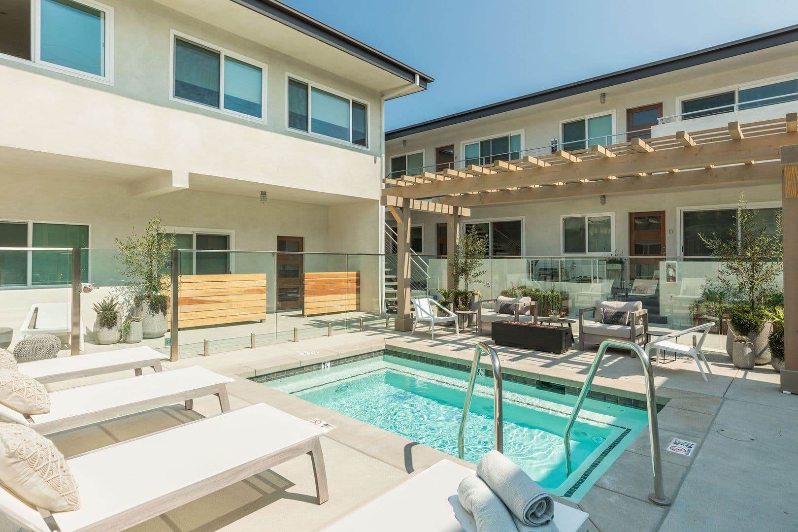 El Segundo Apartment: 420 Illinois Street