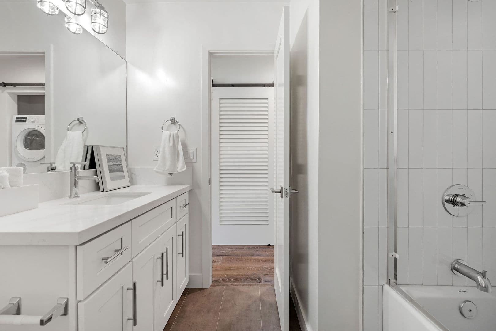 El Segundo Apartment: 420 Illinois Street