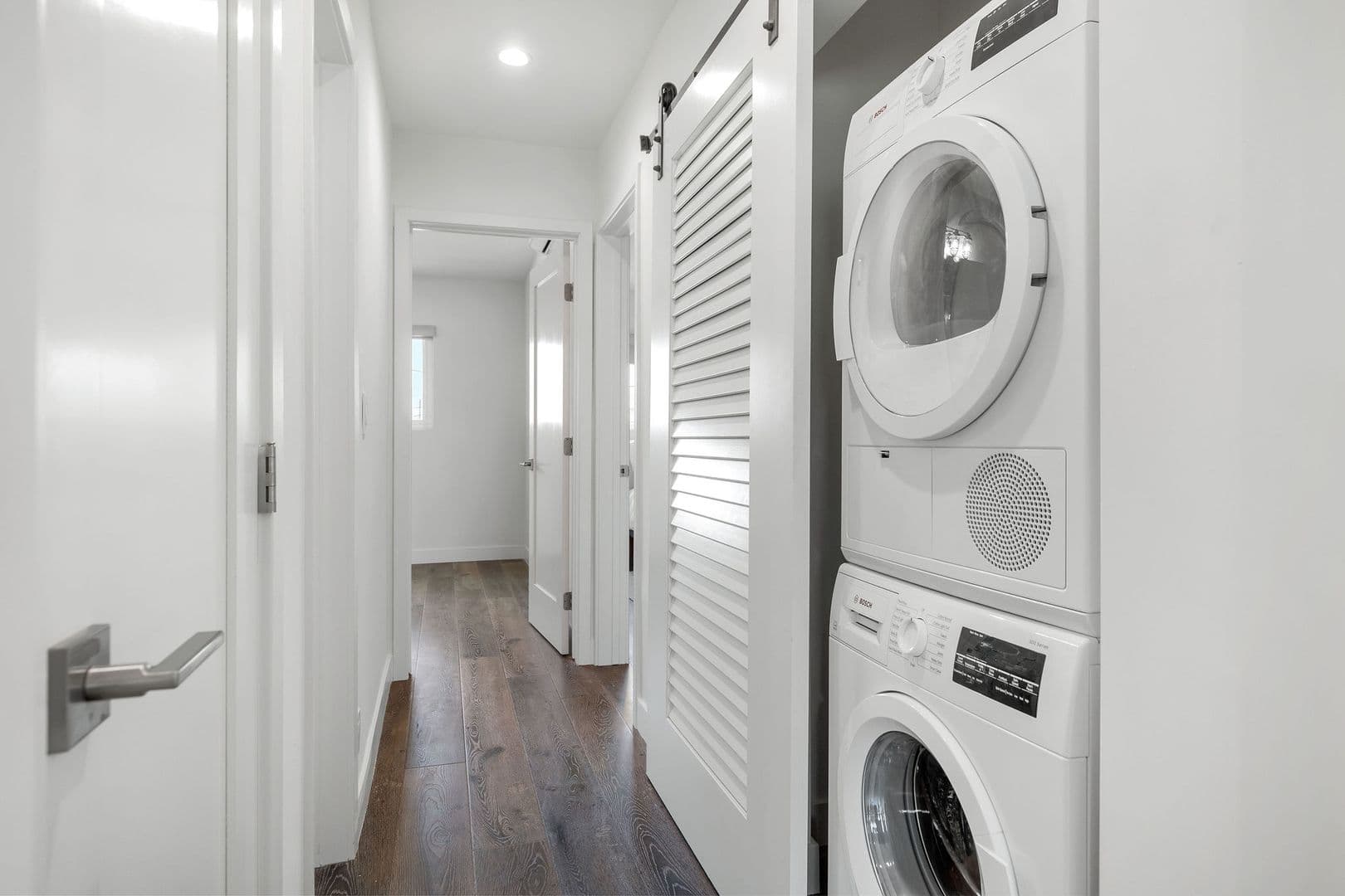 El Segundo Apartment: 420 Illinois Street