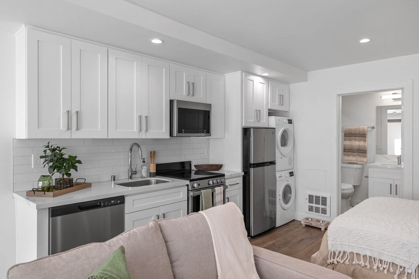 El Segundo Apartment: 420 Illinois Street