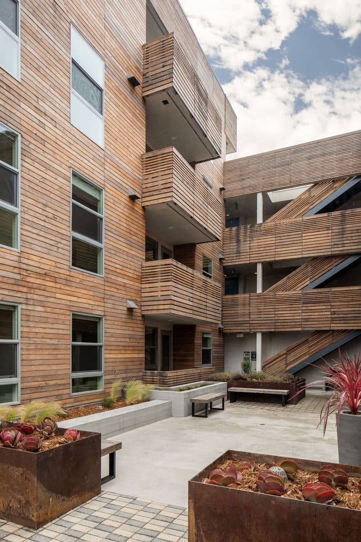Santa Monica Apartment: 1122 Pico Blvd