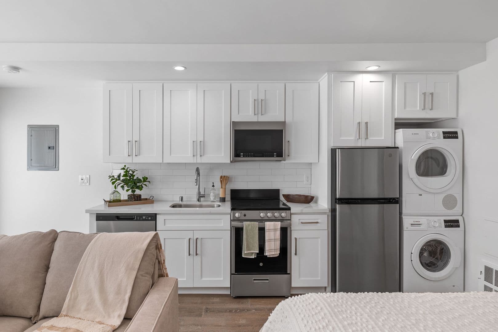 El Segundo Apartment: 420 Illinois Street