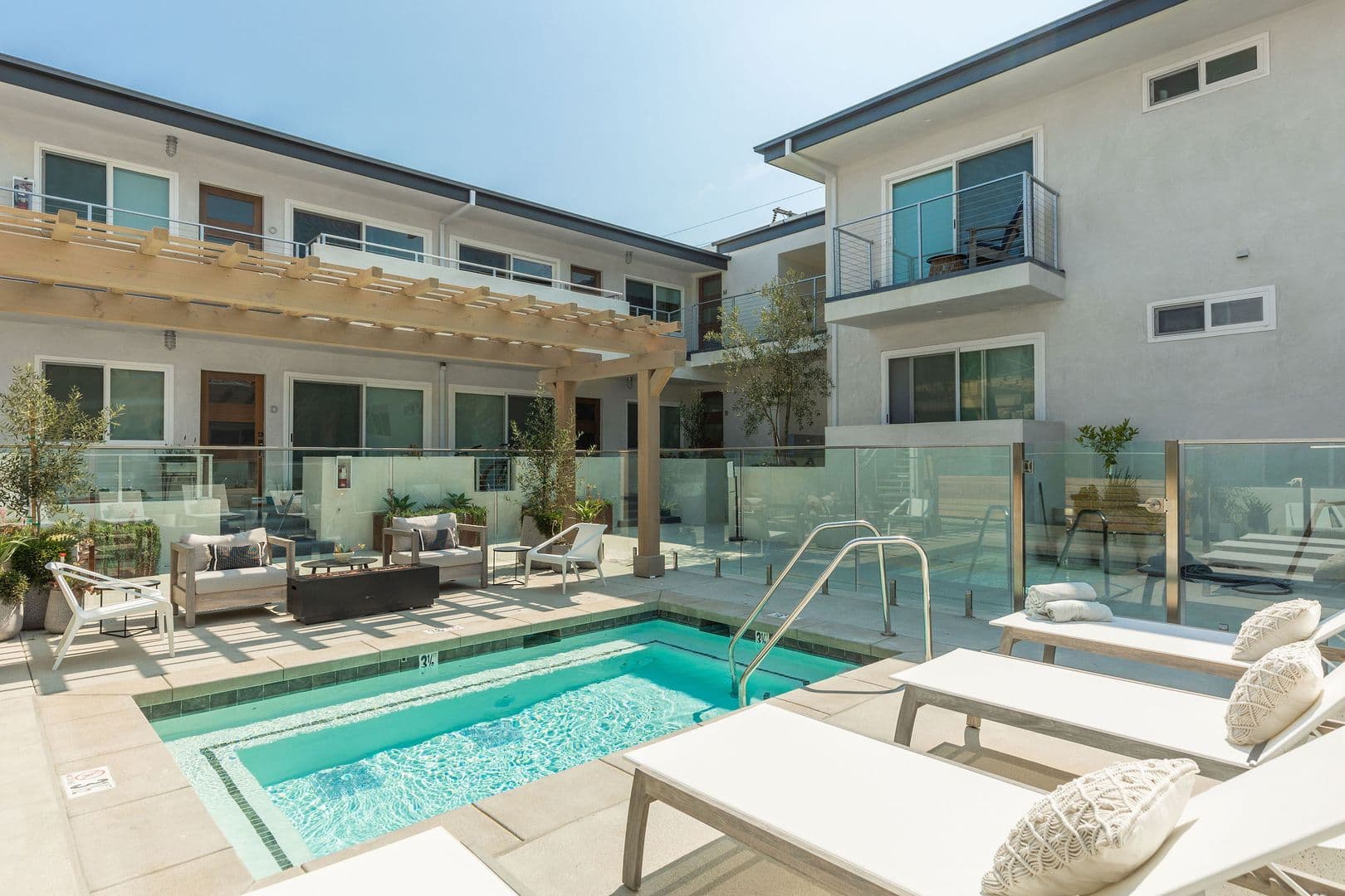 El Segundo Apartment: 420 Illinois Street