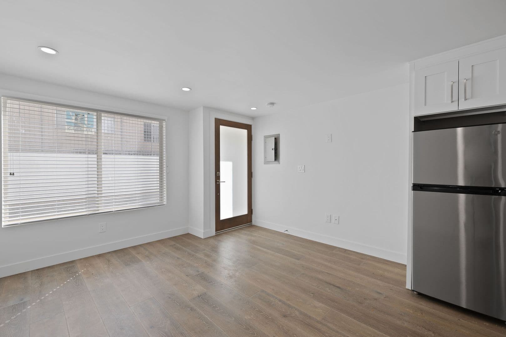 El Segundo Apartment: 420 Illinois Street