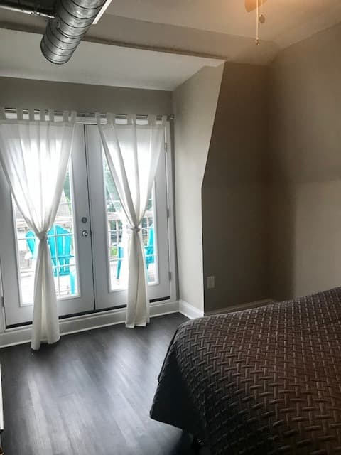 Baltimore Apartment: 704/706 Gladstone Avenue