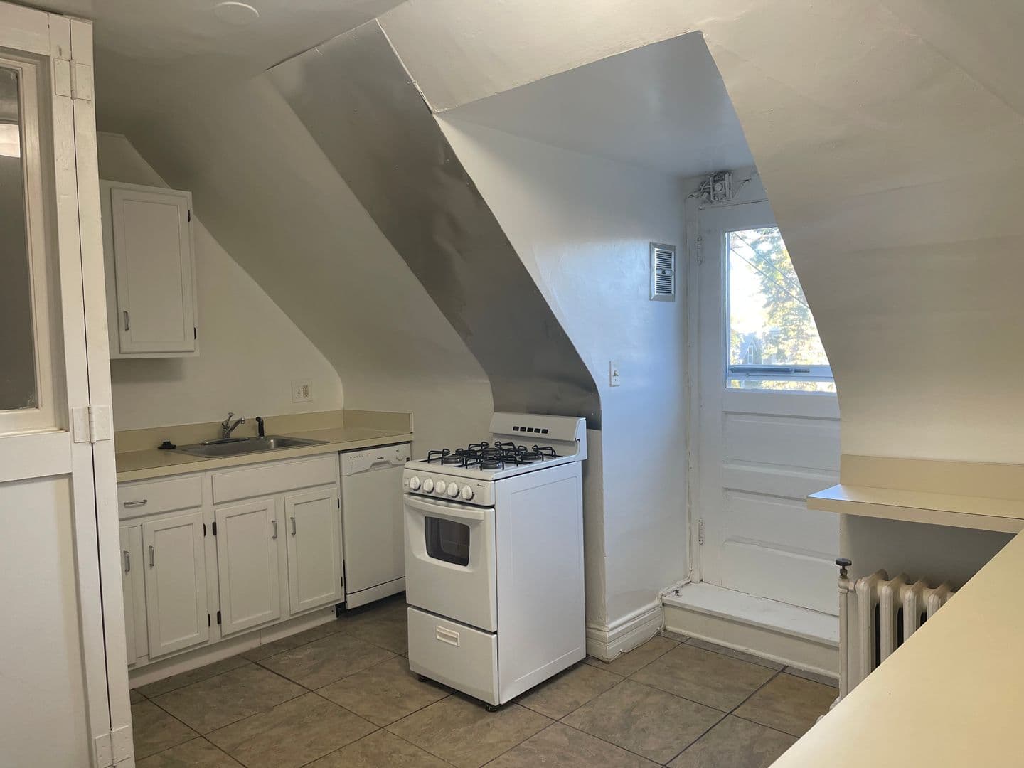 Baltimore Apartment: 720 Gladstone Avenue