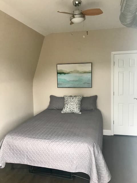 Baltimore Apartment: 704/706 Gladstone Avenue