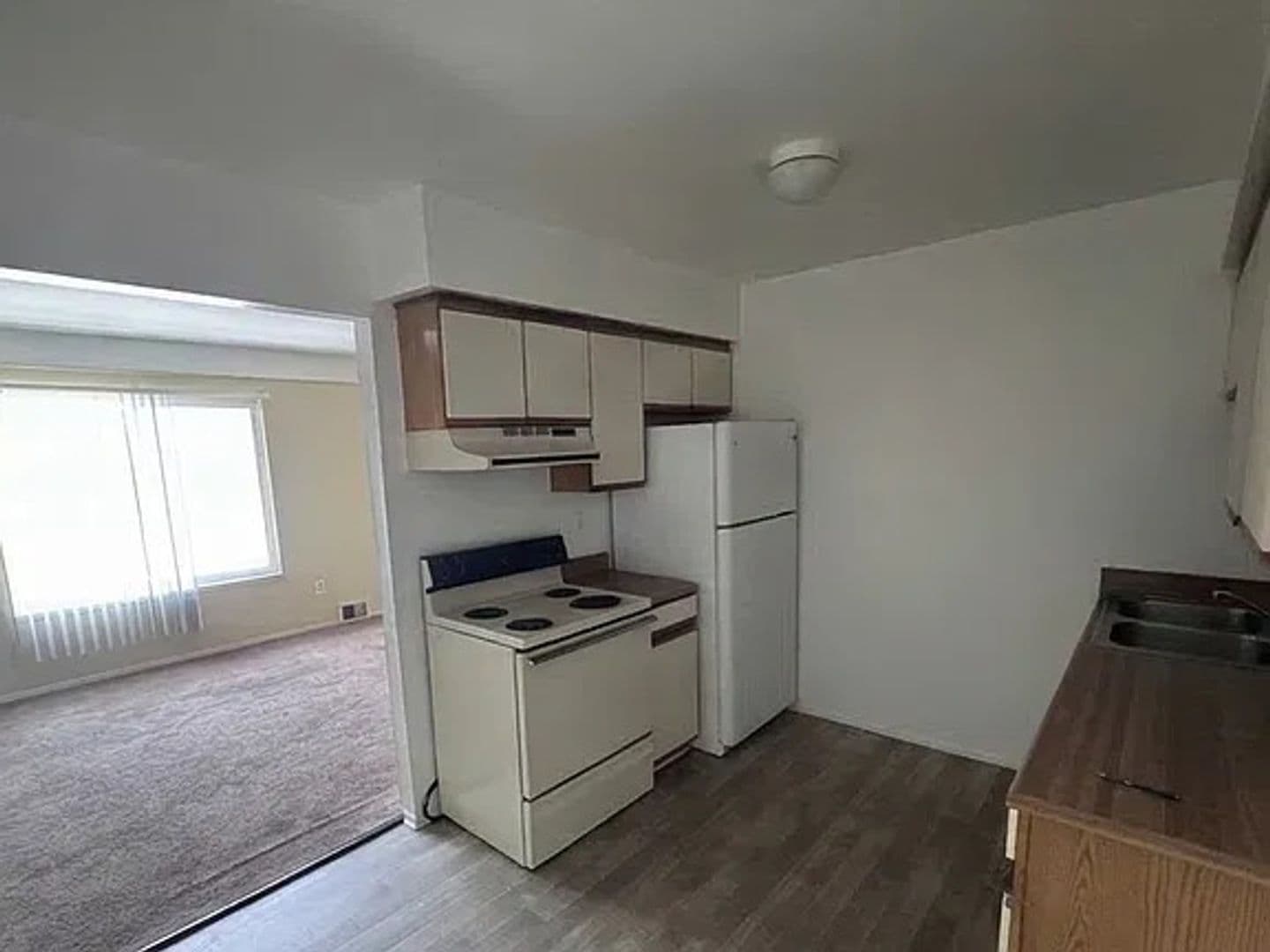 Eastpointe Apartment: 16481 E 10 Mile Rd