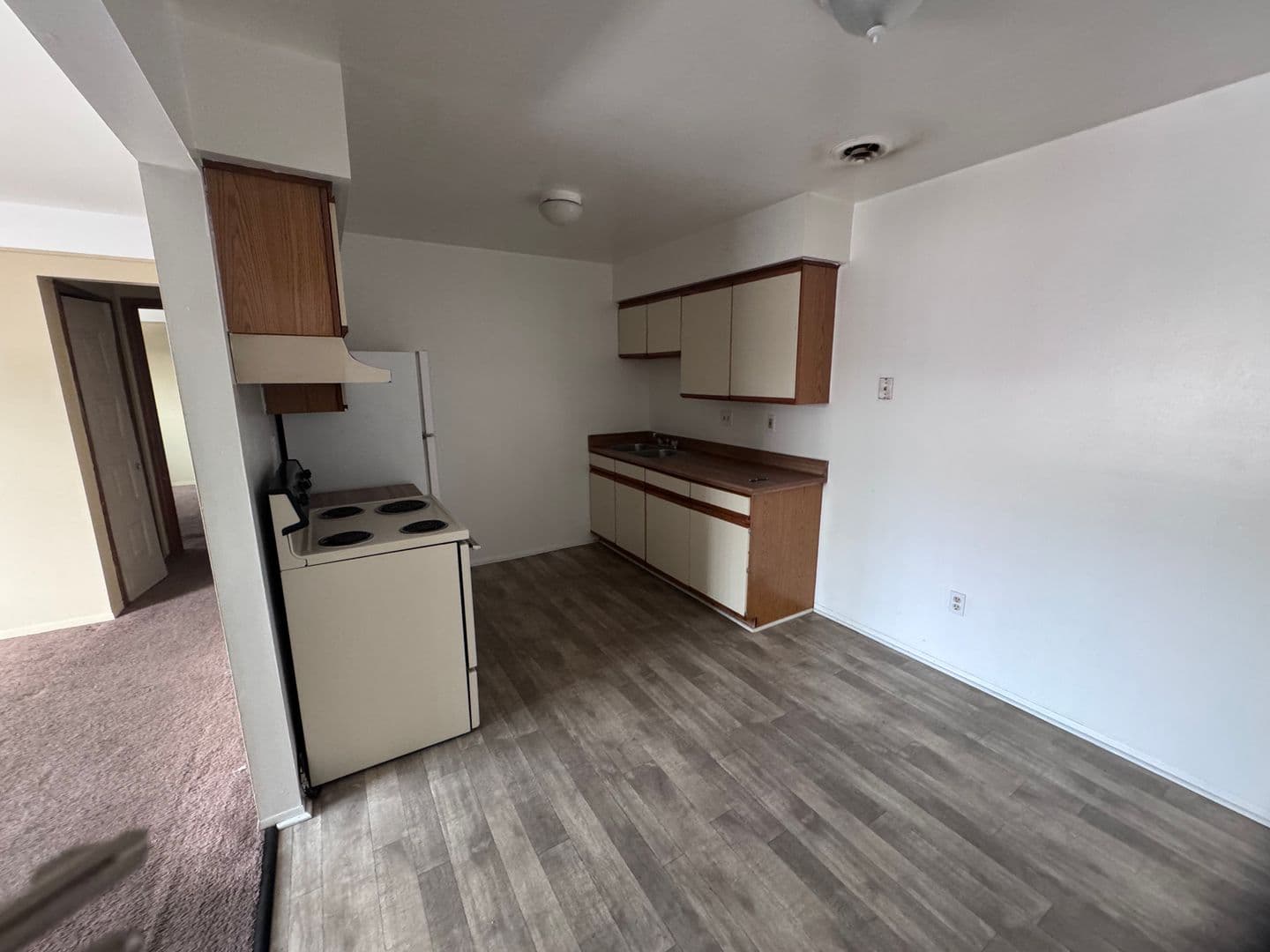 Eastpointe Apartment: 16481 E 10 Mile Rd