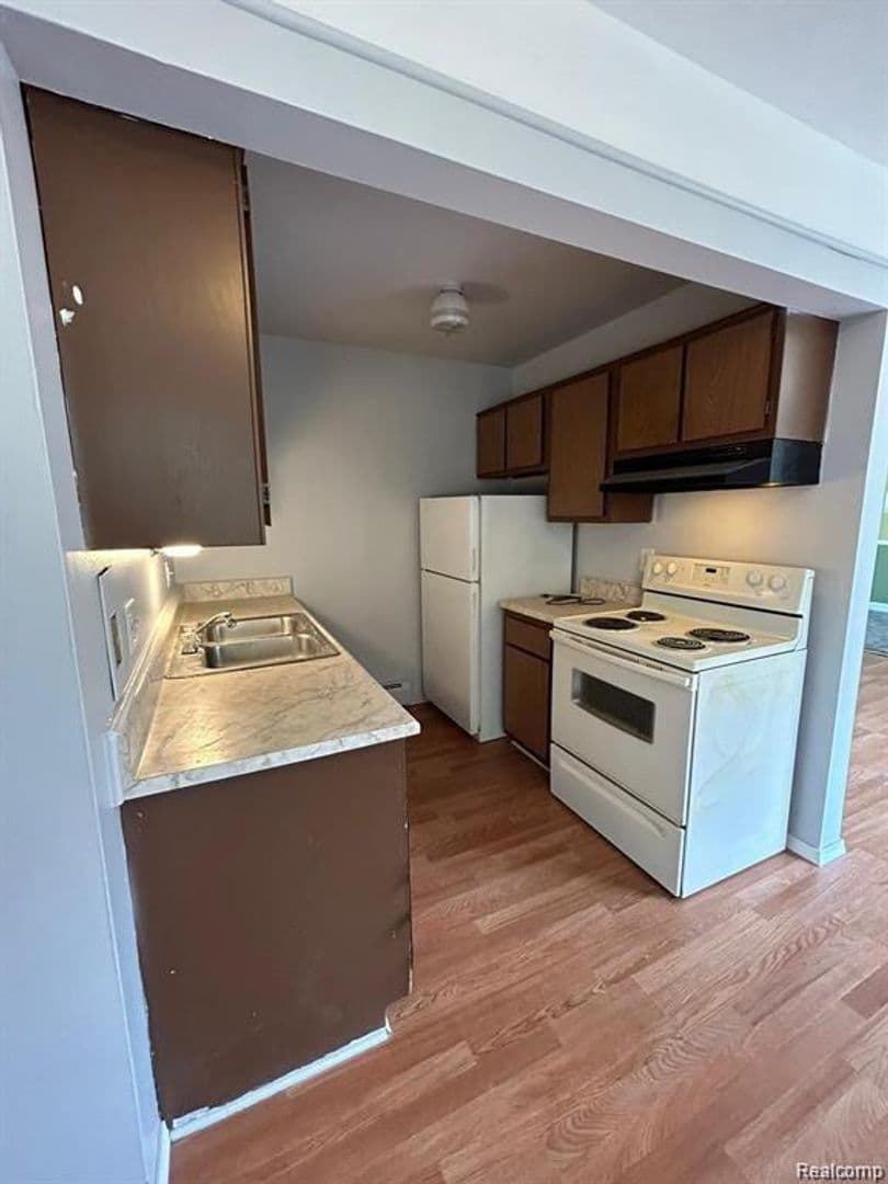 Eastpointe Apartment: 16480 E 9 Mile