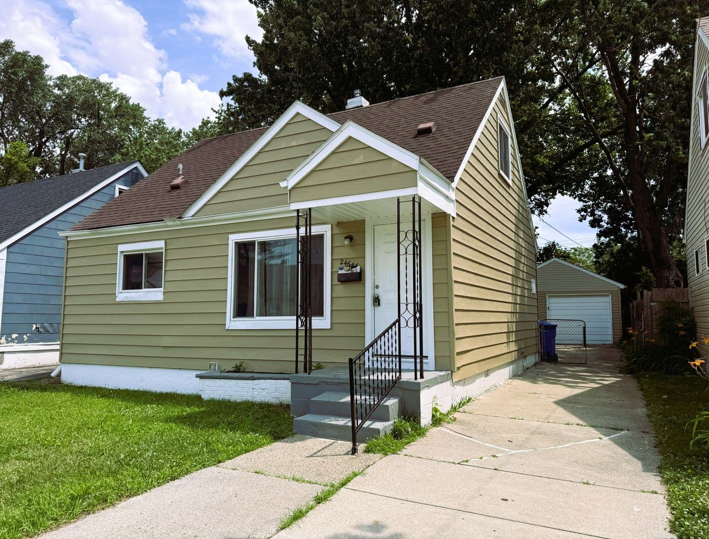 Warren House: 24644 Lauren Avenue